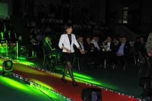 Laureatka wchodzi na scenę