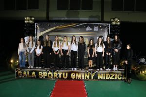 Laureatki pozują do zdjęcia