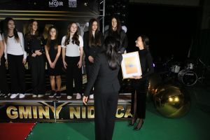 Laureatki przyjmują gratulacje