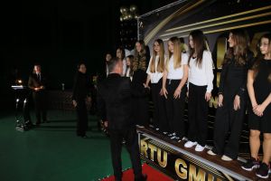 Laureatki przyjmują podziękowania