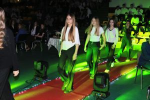 Laureatki wchodzą na scenę (2)