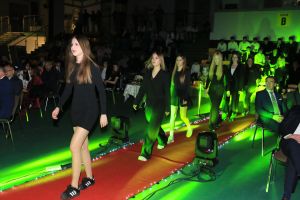 Laureatki wchodzą na scenę (3)