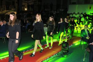 Laureatki wchodzą na scenę (5)