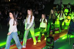 Laureatki wchodzą na scenę