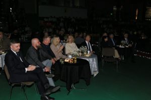 Organizatorzy i zaproszeni goście siedza przy stole