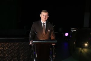 Osoba prowadząca galę sportu pozuje do zdjęcia