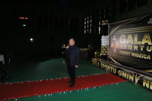 Zaproszony gość przemawia podczas rozpoczęcia gali sportu