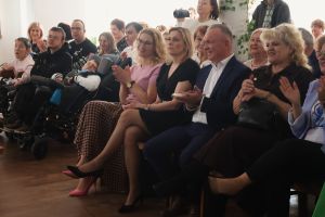 Zaproszeni goście oklaskują występy