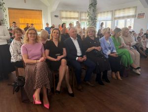 Zaproszeni goście pozują do zdjęcia