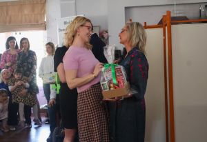 Zaproszeni goście przyjmują podziękowania