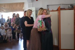 Zaproszeni goście składają podziękowania