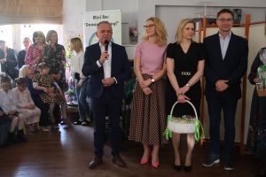 Zaproszeni goście stoją na scenie (2)