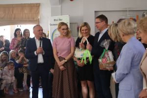 Zaproszeni goście stoją na scenie (3)