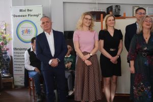 Zaproszeni goście stoją na scenie