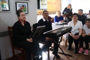 Zespół muzyczny pozuje do zdjęcia