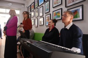 Zespół muzyczny przygotowuje sie do występu