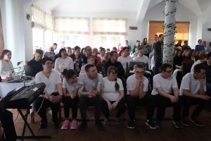 Publiczność ogląda występy wychowanków ośrodka