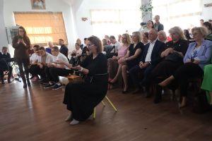 Publiczność siedzi na sali