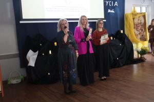 Trzy kobiety stoją na scenie