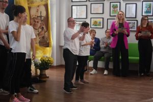 Wychowankowie ośrodka klaszczą w takt muzyki