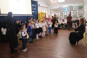 Wychowankowie ośrodka pozują do zdjęcia