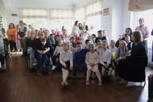 Wychowankowie ośrodka siedzą na sali