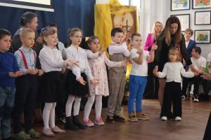 Wychowankowie ośrodka stoją na scenie (2)