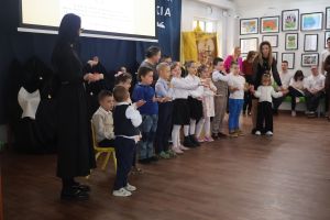 Wychowankowie ośrodka stoją na scenie (3)