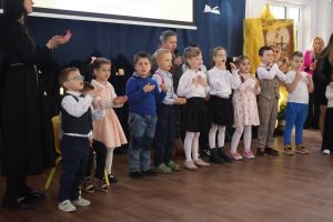 Wychowankowie ośrodka stoją na scenie