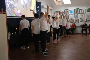 Wychowankowie ośrodka tańczą na scenie (2)