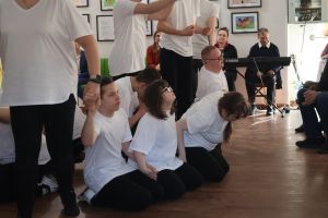 Wychowankowie ośrodka tańczą na scenie (3)