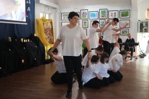Wychowankowie ośrodka tańczą na scenie (4)