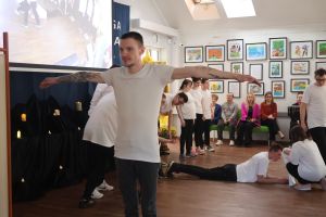 Wychowankowie ośrodka tańczą na scenie (5)