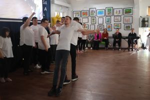 Wychowankowie ośrodka tańczą na scenie (6)