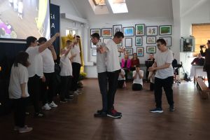 Wychowankowie ośrodka tańczą na scenie (7)