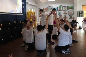 Wychowankowie ośrodka tańczą na scenie (8)