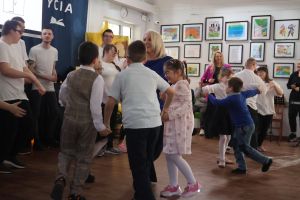 Wychowankowie ośrodka tańczą na scenie (9)