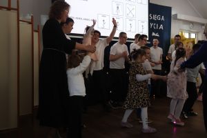 Wychowankowie ośrodka tańczą na scenie (10)