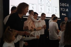 Wychowankowie ośrodka tańczą na scenie (11)