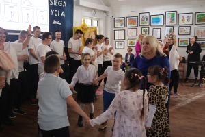 Wychowankowie ośrodka tańczą na scenie (12)