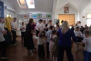 Wychowankowie ośrodka tańczą na scenie (13)