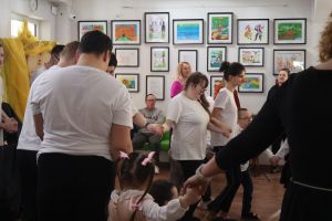 Wychowankowie ośrodka tańczą na scenie (14)