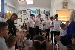 Wychowankowie ośrodka tańczą na scenie (15)