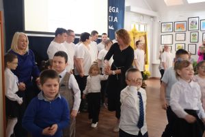 Wychowankowie ośrodka tańczą na scenie (16)