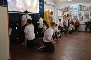 Wychowankowie ośrodka tańczą na scenie