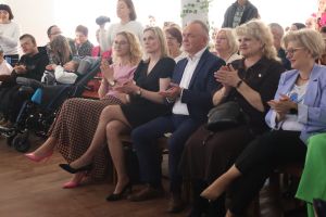 Zaproszeni goście oklaskują wykonawców