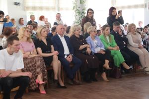 Zaproszeni goście oglądają występy wychowanków ośrodka