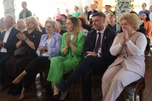 Zaproszeni goście oklaskują wykonawców