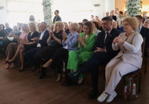 Zaproszeni goście oklaskują występy (2)