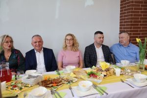 Zaproszeni goście siedzą przy stole (2)
